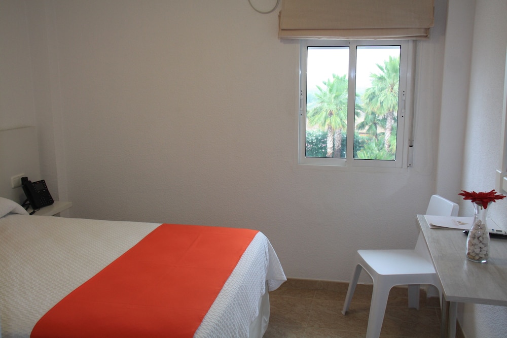 ROOM, SINGLE