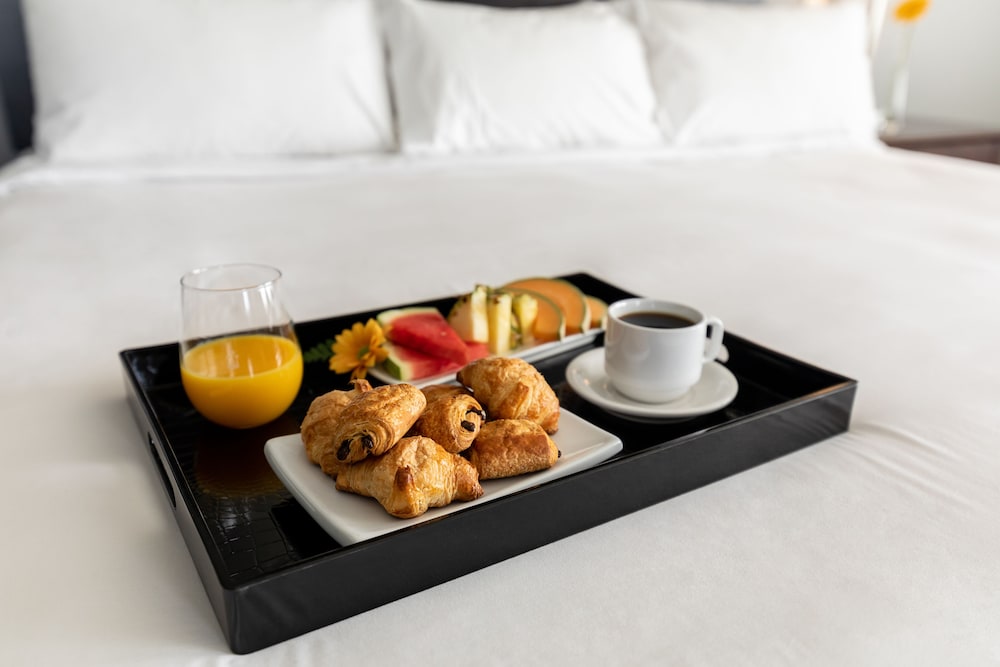 IMPERIA HOTEL & SUITES TERREBONNE 24/60