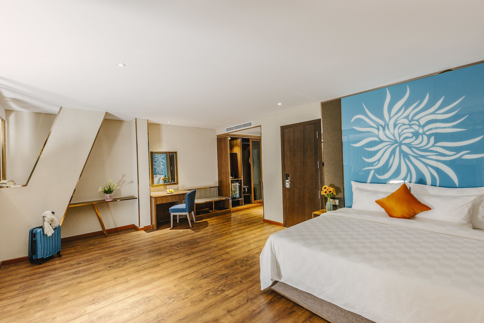 Win, Suite, King Bed, City View