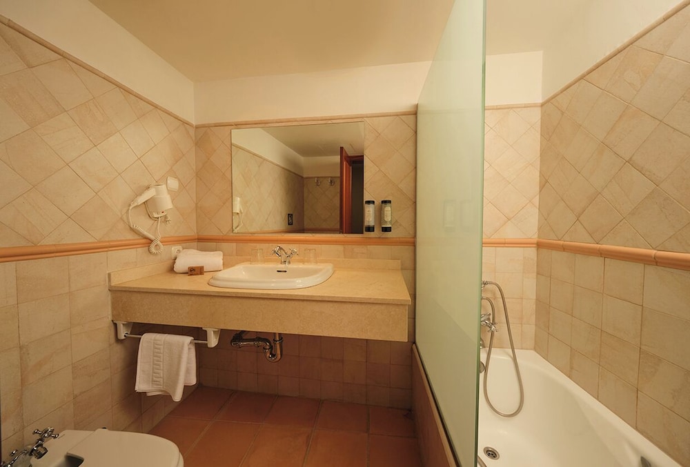 Hotel Rural Es Riquers 69/69