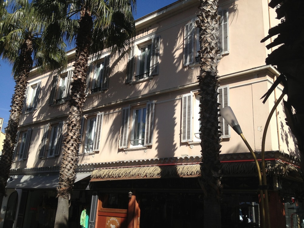 Hotel de la Pinede 1/34