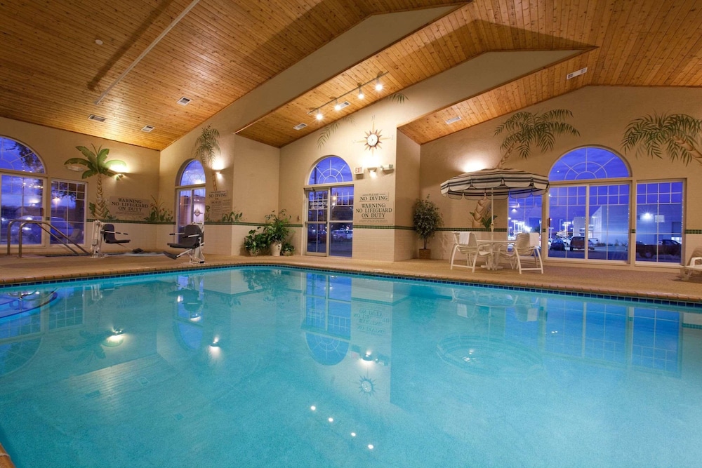 Country Inn & Suites by Radisson, Cedar Falls near University 23/39
