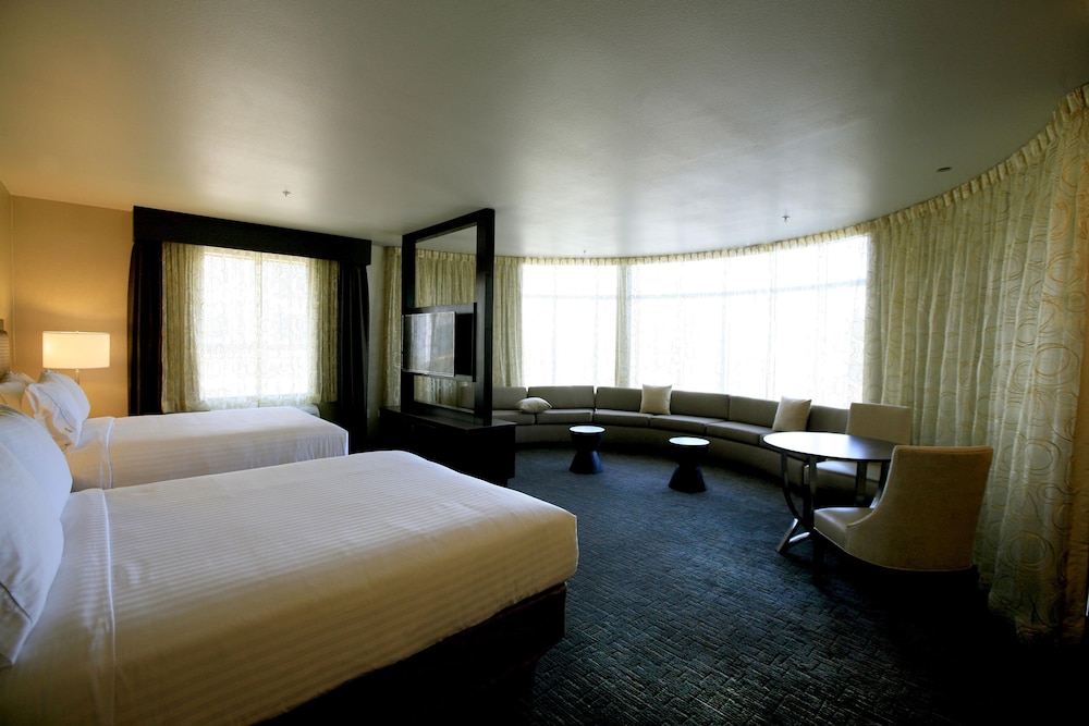 Holiday Inn Express & Suites Anaheim Resort Area 20/58