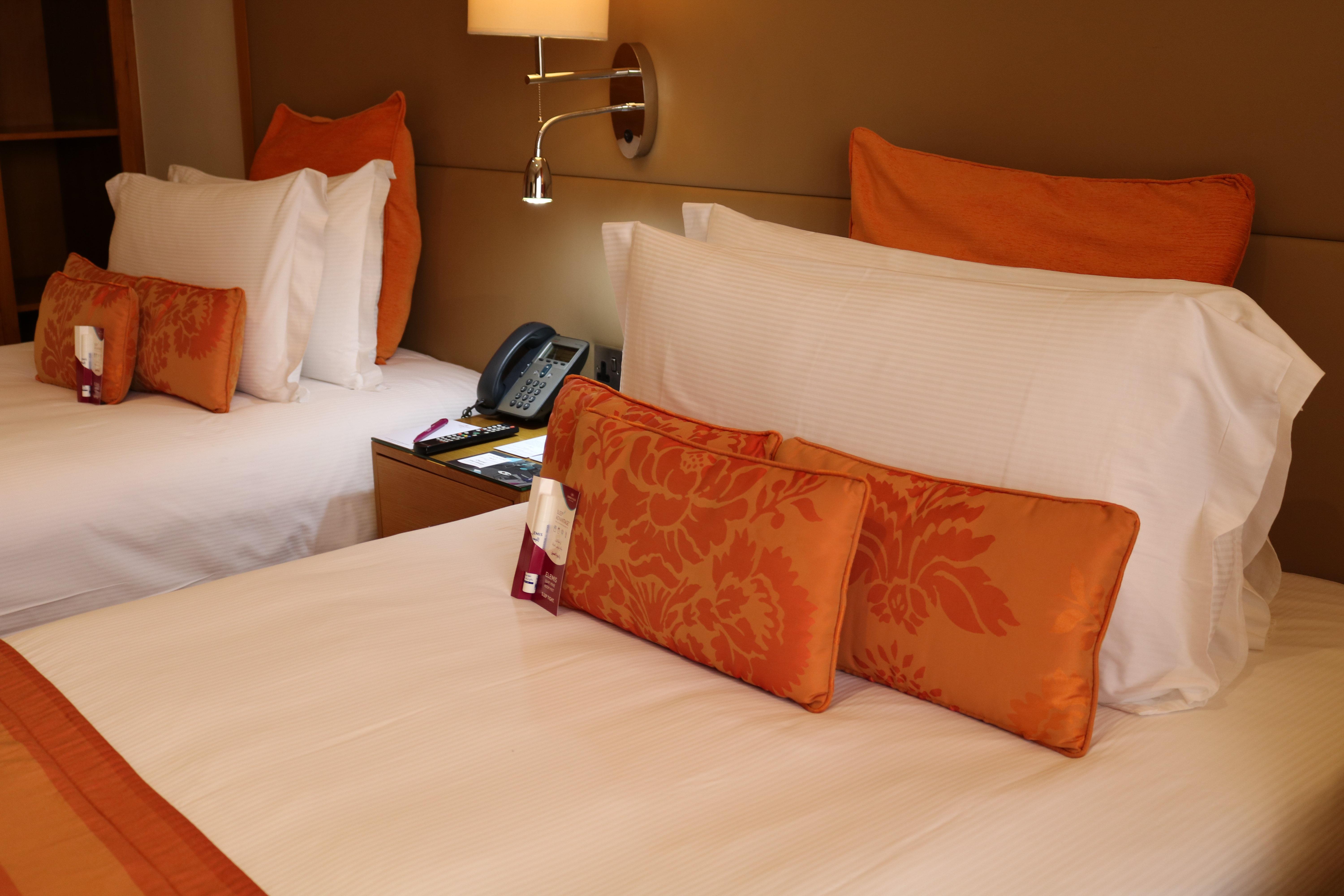غرفة بسريرين منفصلين بشرفة، Crowne Plaza Sohar 3/8