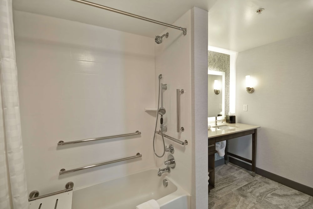 Homewood Suites by Hilton Warren Detroit 18/57