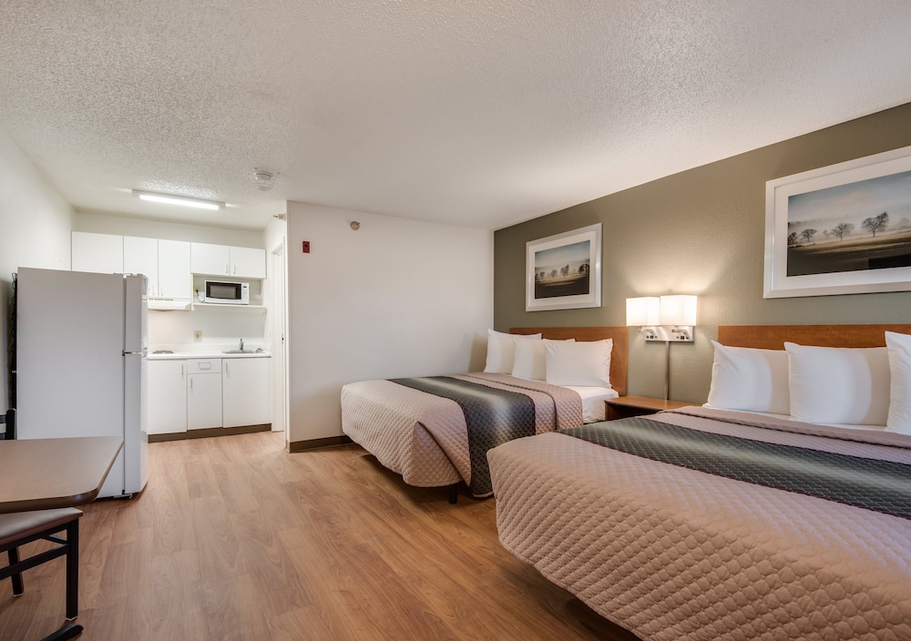 NON-SMOKING STUDIO 2 QUEEN BEDS