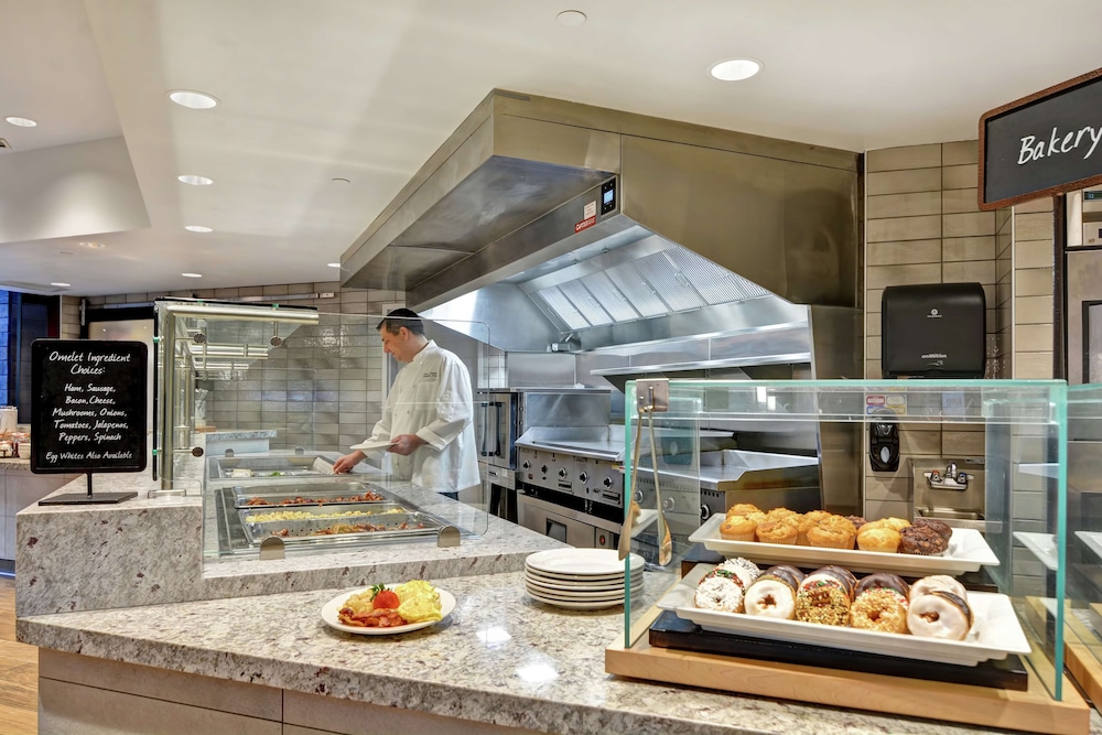 Embassy Suites by Hilton Minneapolis Airport 33/57