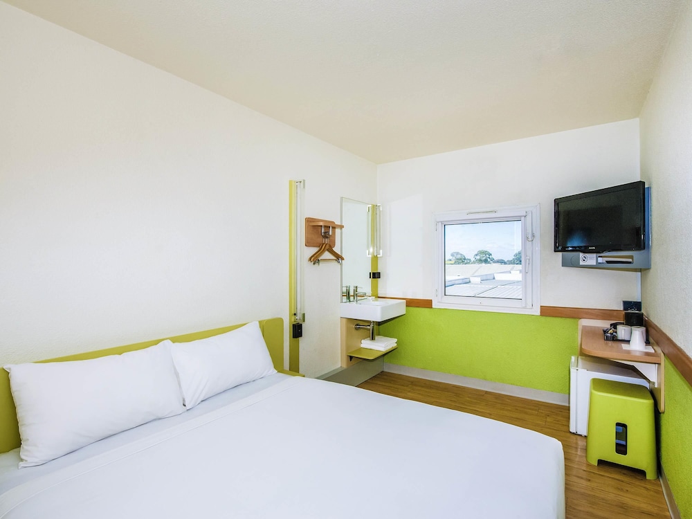 STANDARD, QUEEN BED