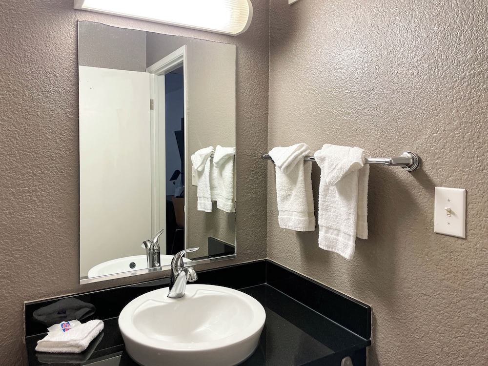 غرفة بسرير كوين لذوي الإعاقة، Motel6 Cheyenne, WY 6/7