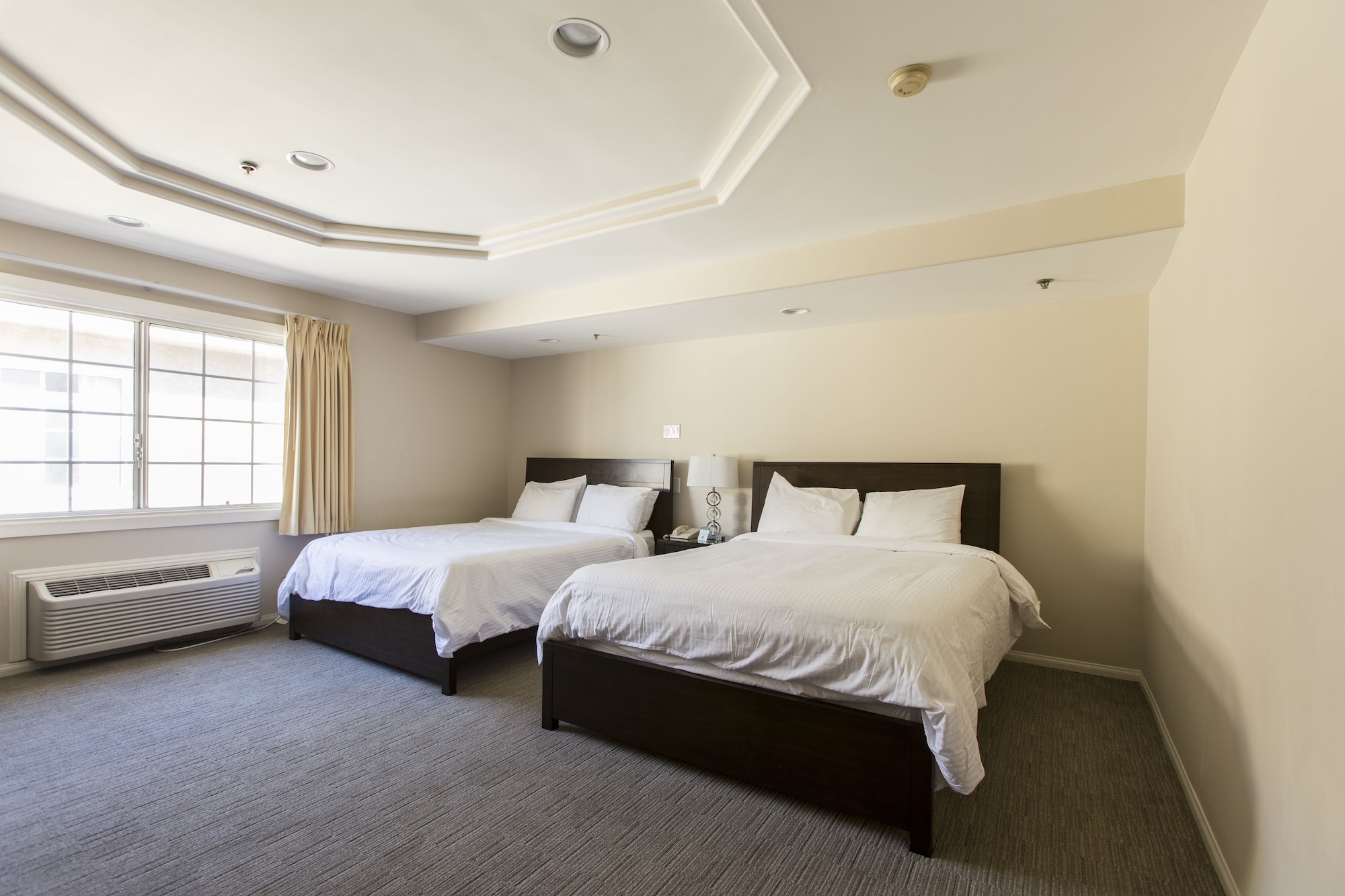 DELUXE, 2 DOUBLE BEDS