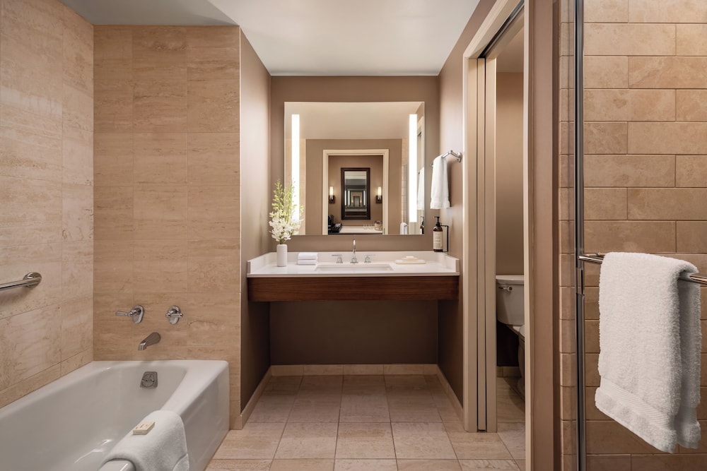 1 BEDROOM, FAIRMONT, SUITE, KING BED, LAKE VIEW