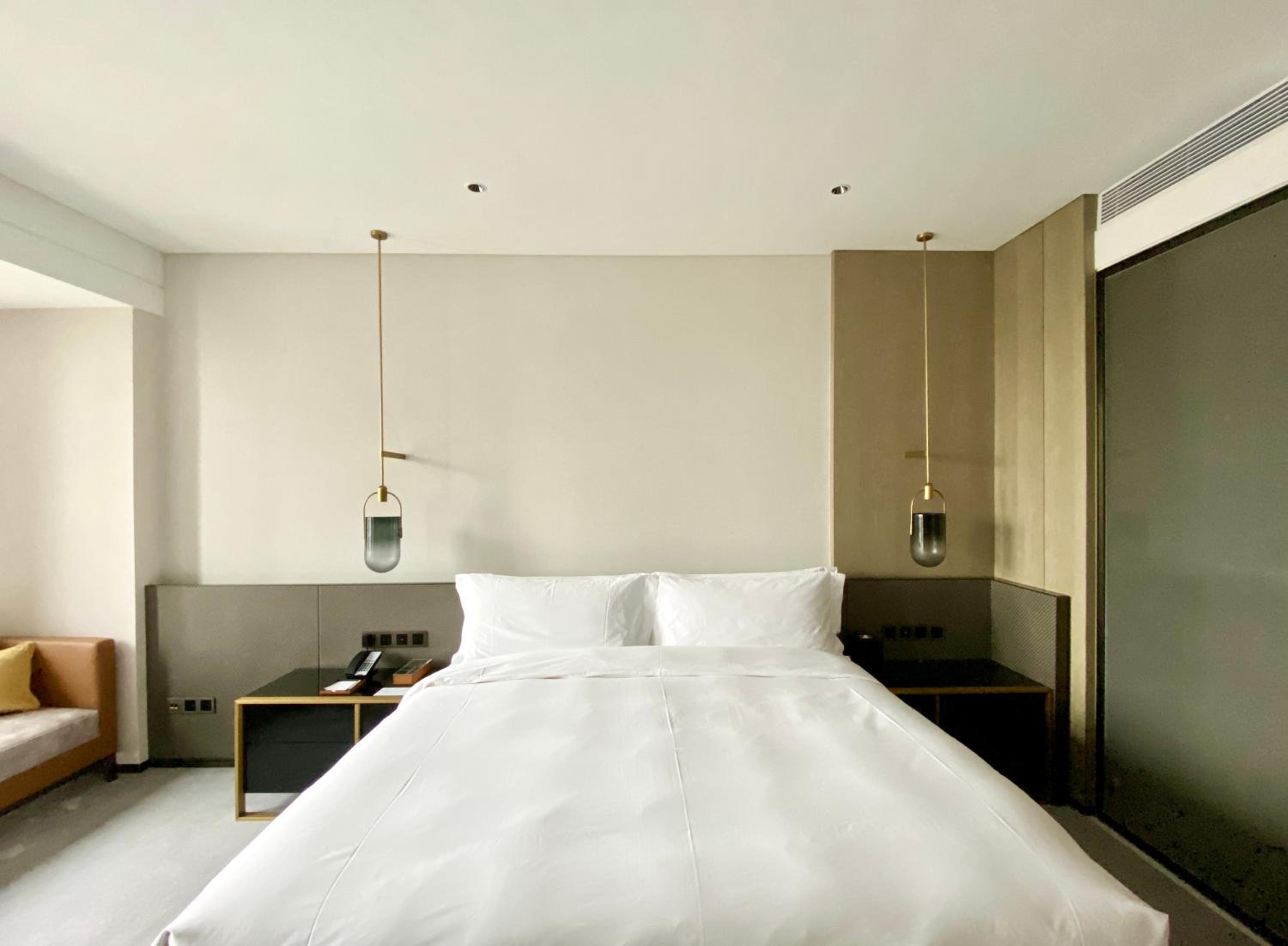 Century, Classic, King Bed