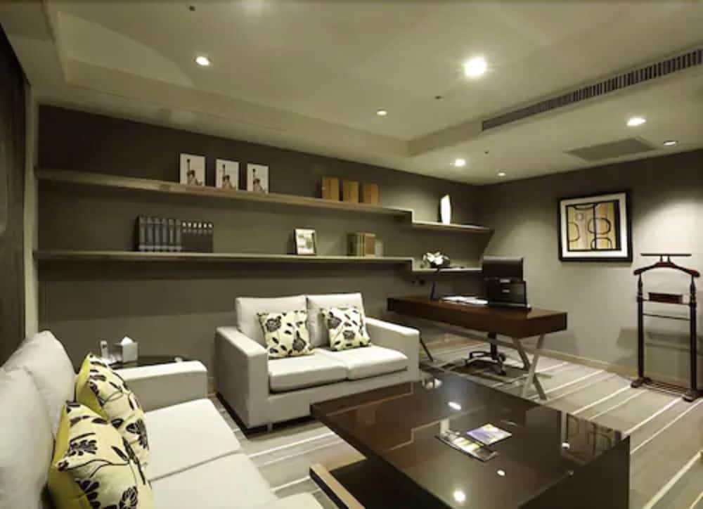 Urban Hotel 33 55/69