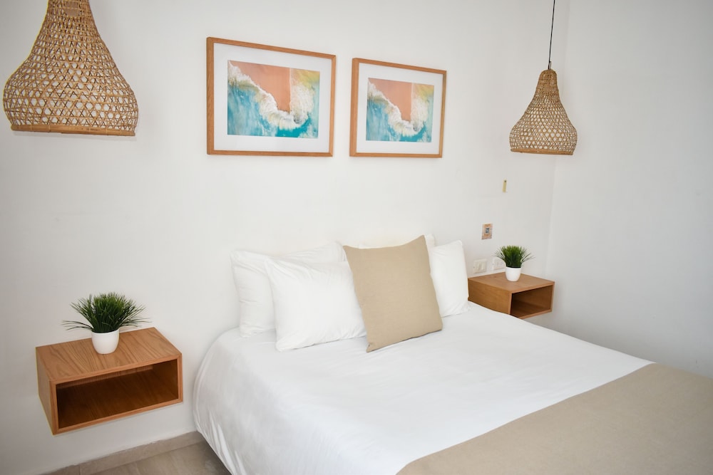 Deluxe 1 Queen bed