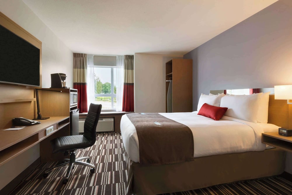 Microtel Inn & Suites by Wyndham Oyster Bay 23/56