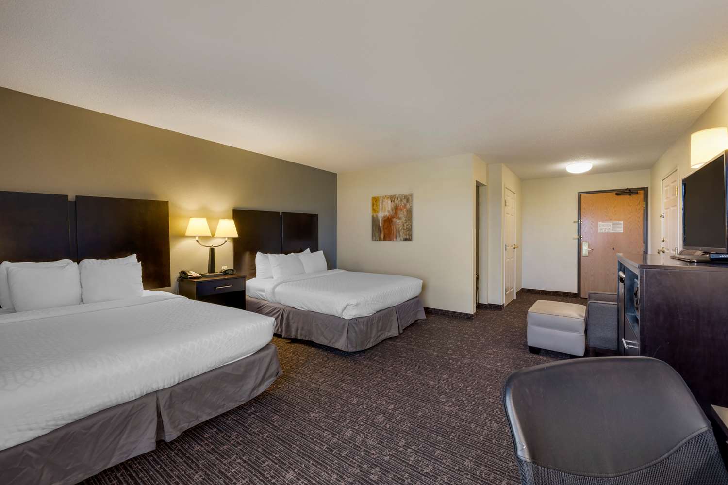 غرفة بسريرين كوين بحوض استحمام لذوي الإعاقة، Best Western Plus Omaha Airport Inn 2/5
