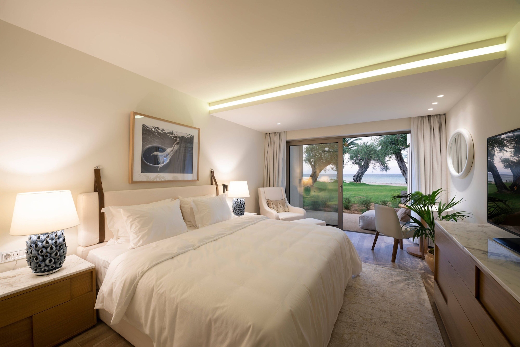 Emerald, Retreat, King Bed, Beach Front