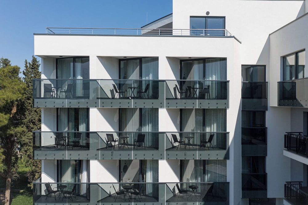 SeeSea Hotel 8/65