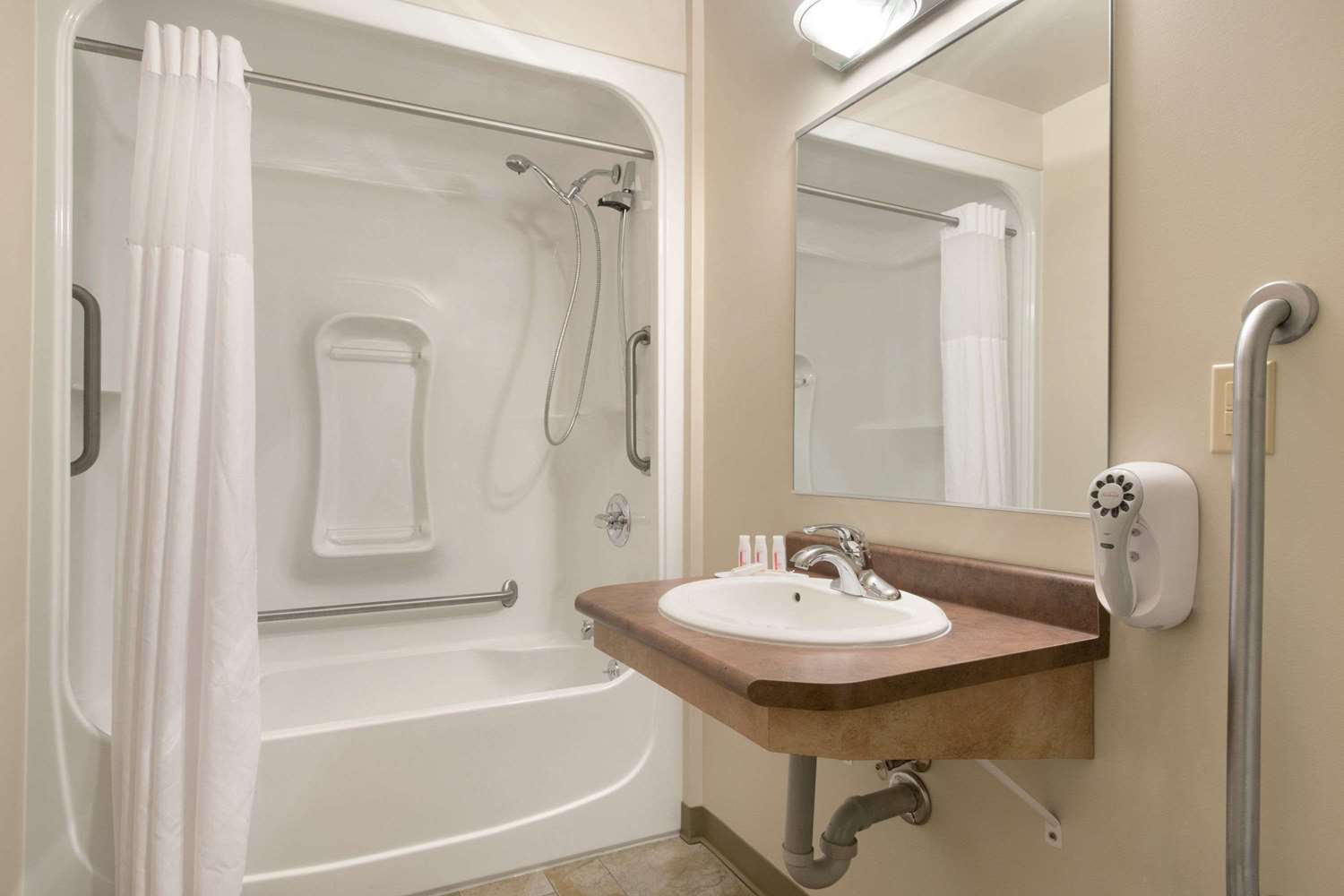 Days Inn & Suites by Wyndham Thunder Bay 8/9