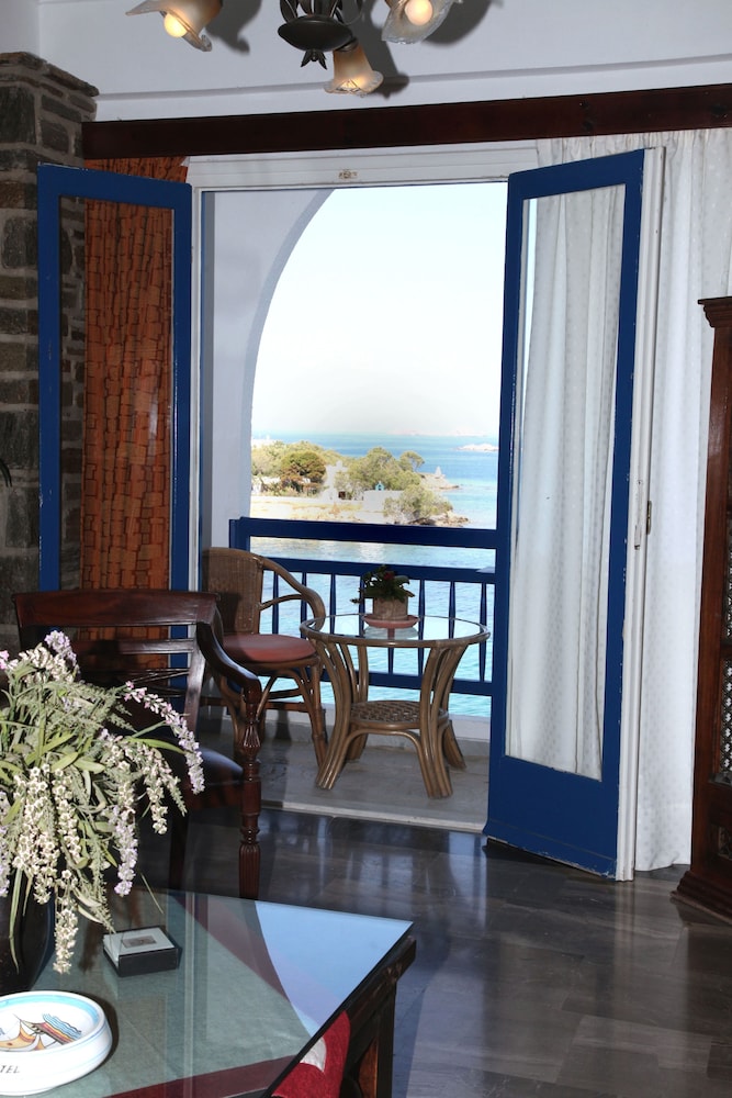 Nikolas Hotel 20/30