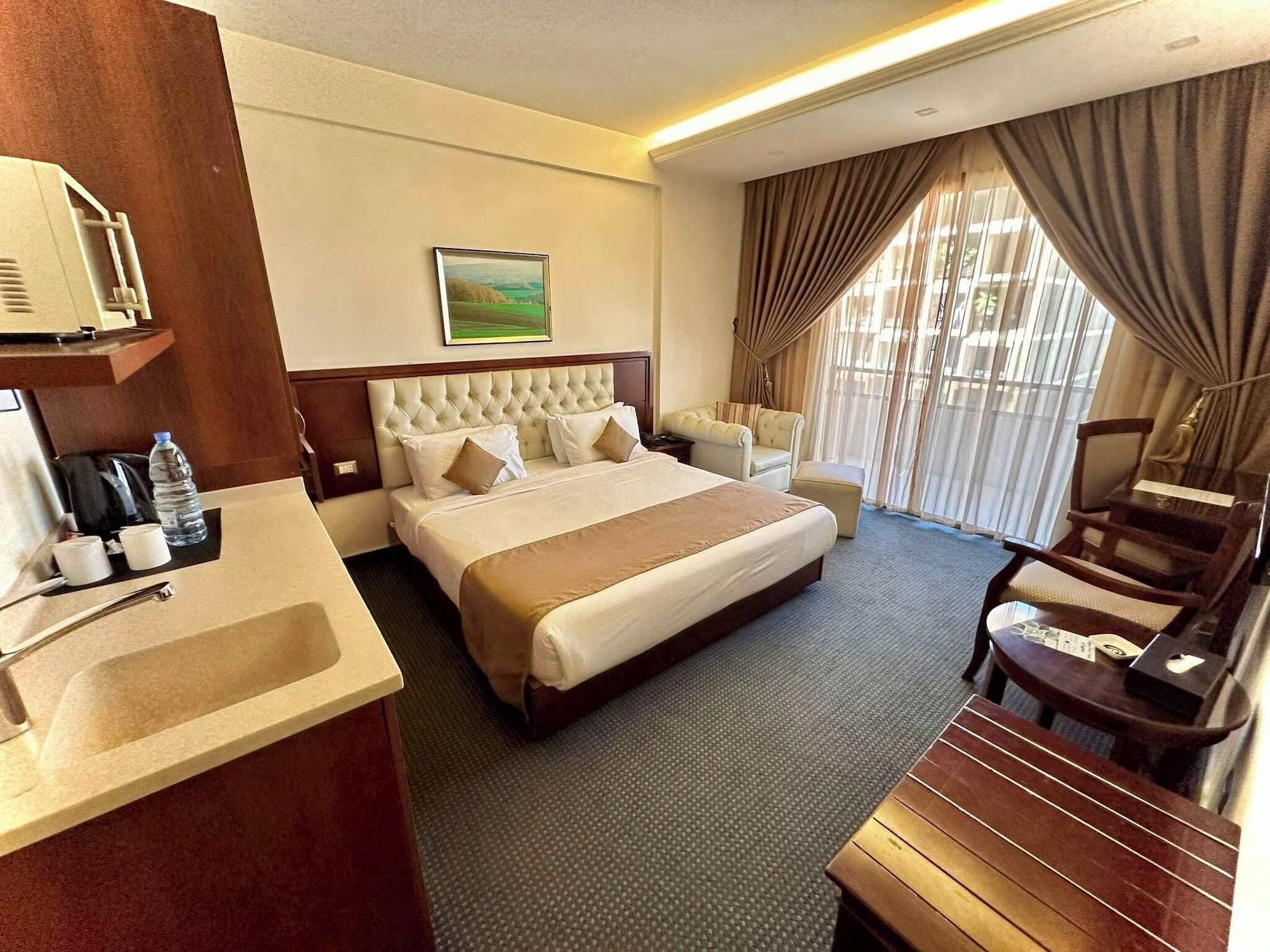 Club, Twin Beds