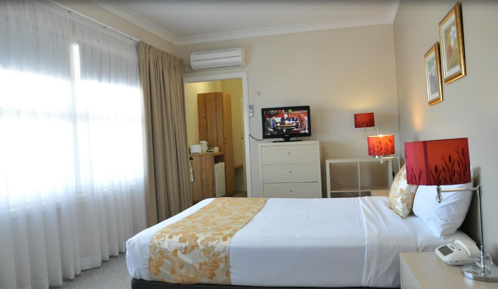 Country Lodge Motor Inn 6/50