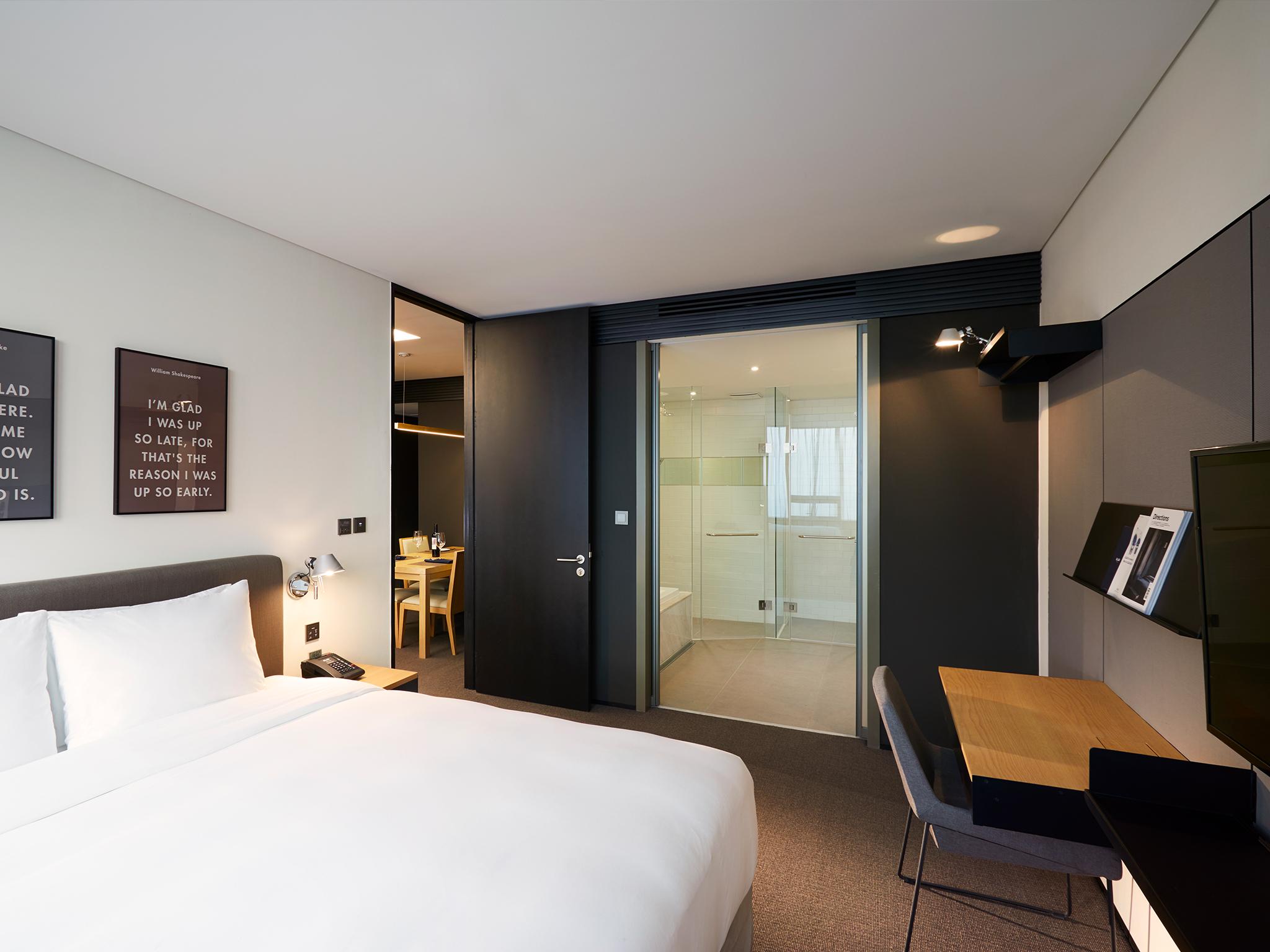 House, King Bed