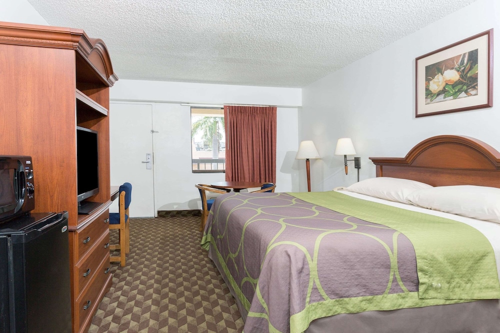 Super 8 By Wyndham Riviera Beach West Palm Beach 4/20