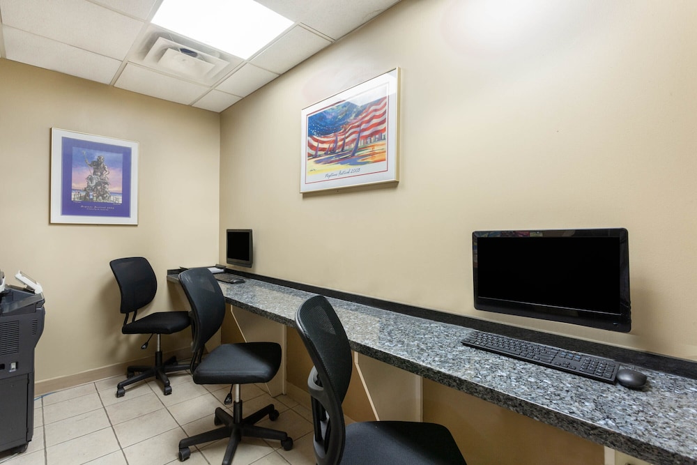 Ramada By Wyndham Virginia Beach 25/37