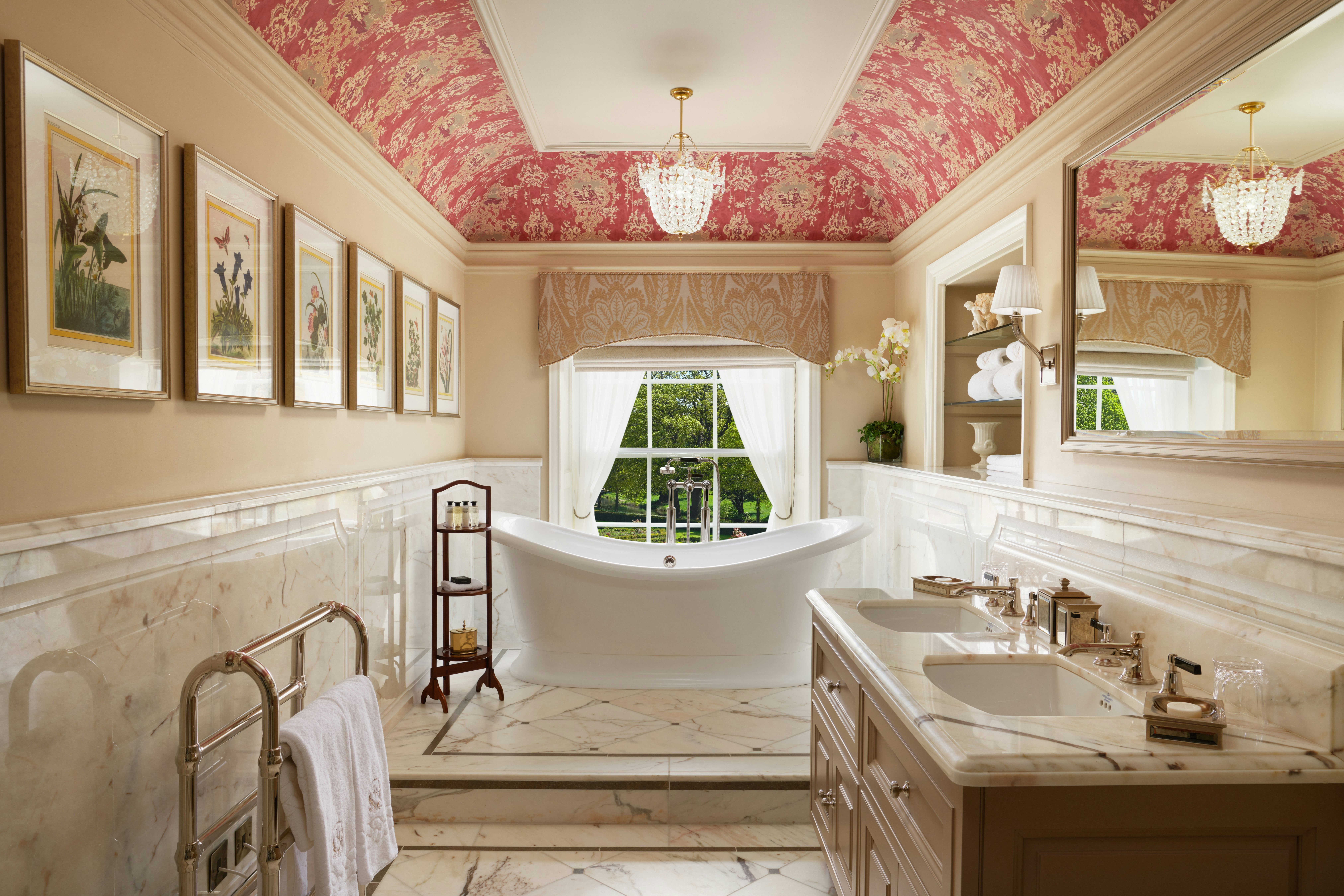 Royal, Suite