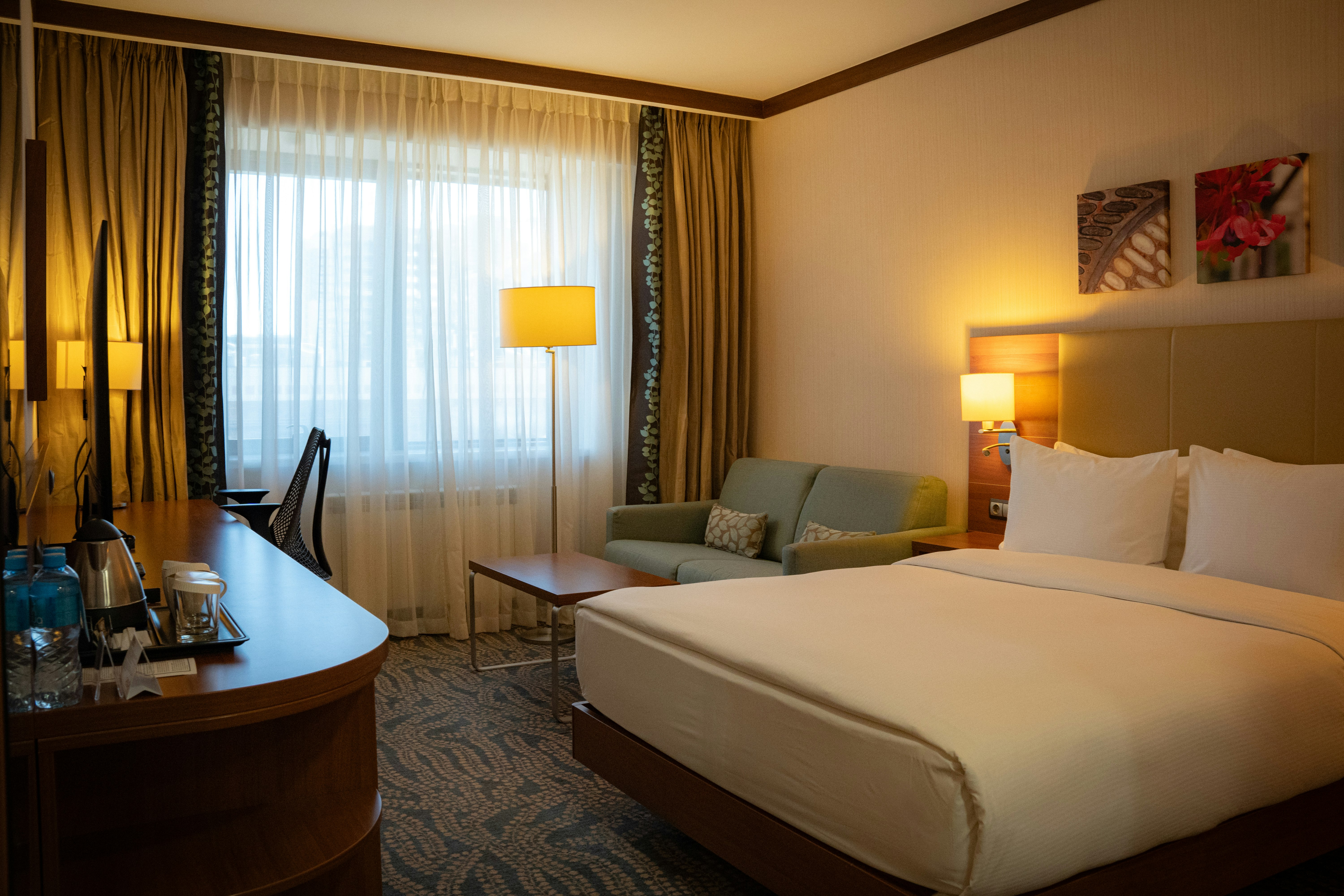 ROOM, QUEEN BED