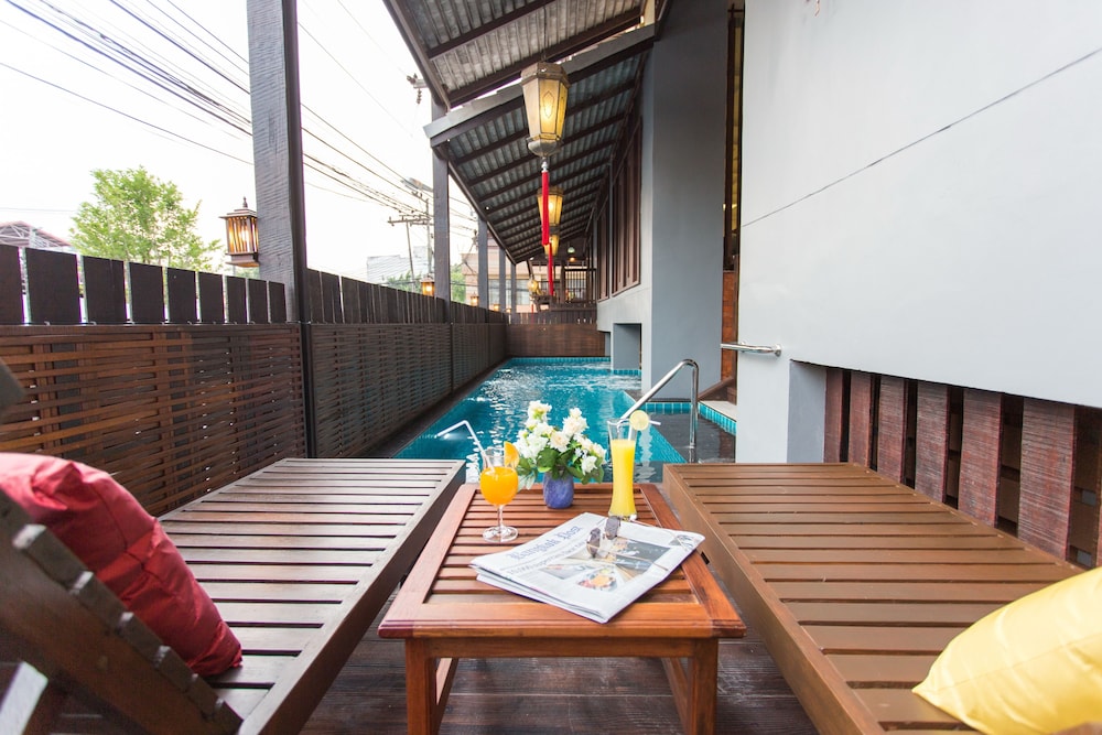 Nightbazaar Inn Hotel 33/48
