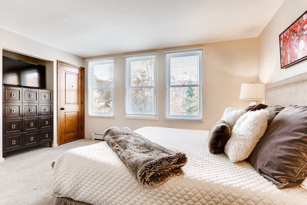 Woodrun Place Condominiums &amp; Residences 33/38