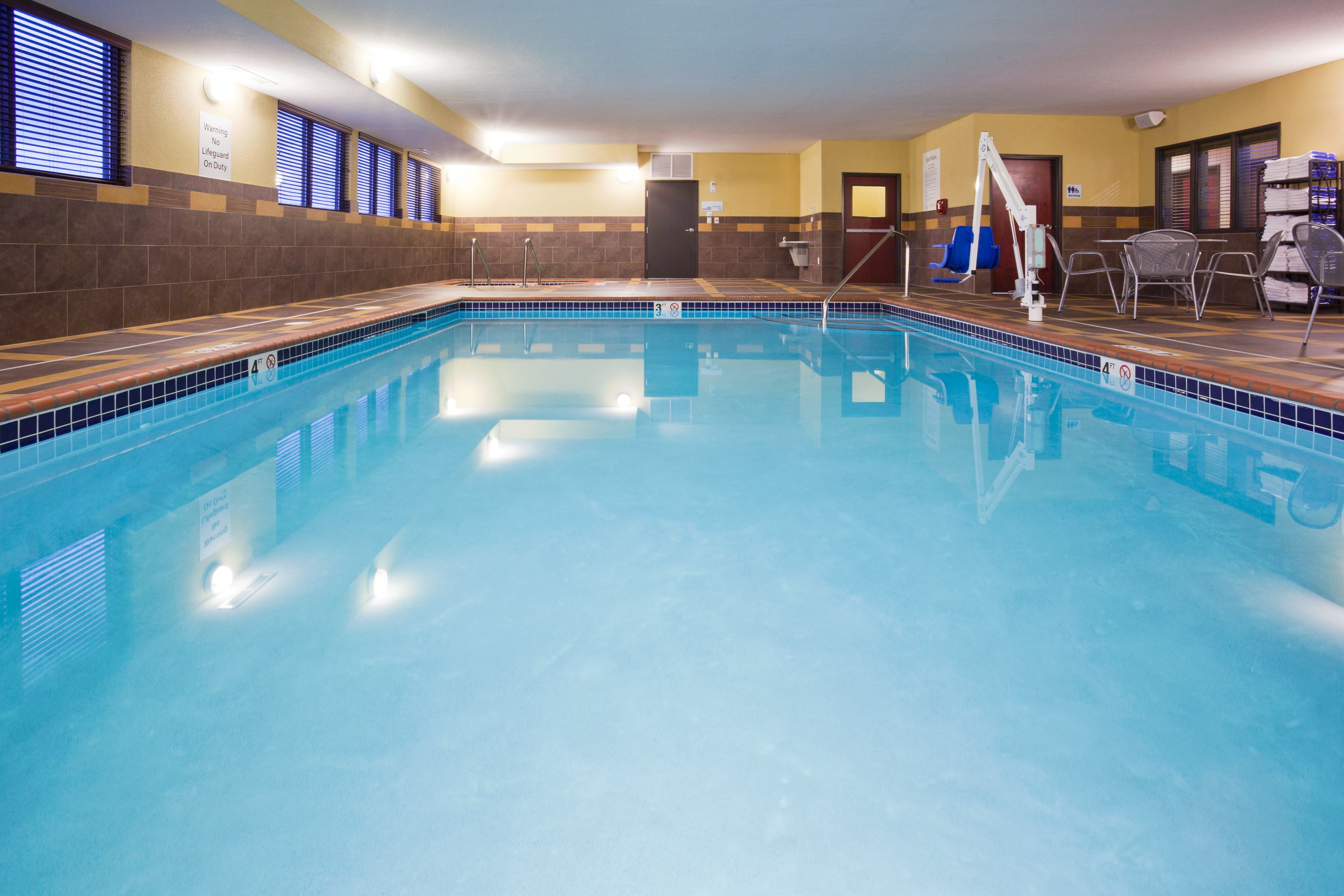 Holiday Inn Express Hotel Suites Rochester 30/51