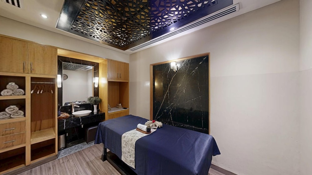 Radisson Blu Marina Hotel Connaught Place 35/75