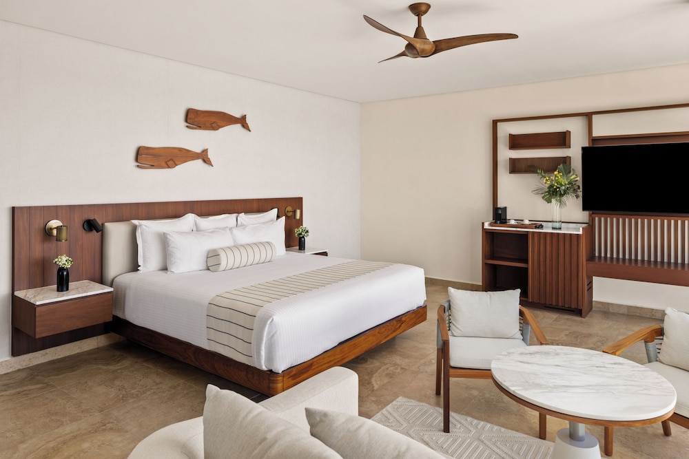 Preferred Club, King Bed, Ocean Front, Plunge Pool, Terrace