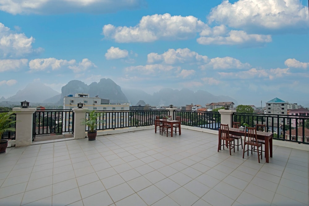 Sisombat Plaza Hotel 65/71