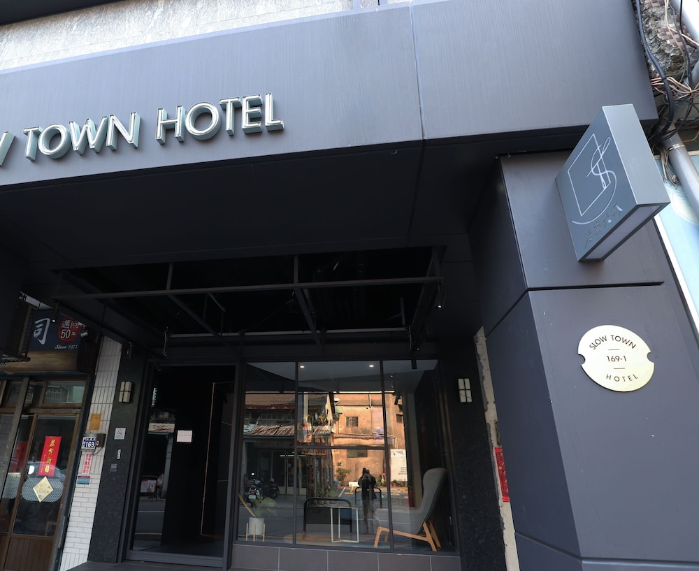 Slow Town Hotel 2/67