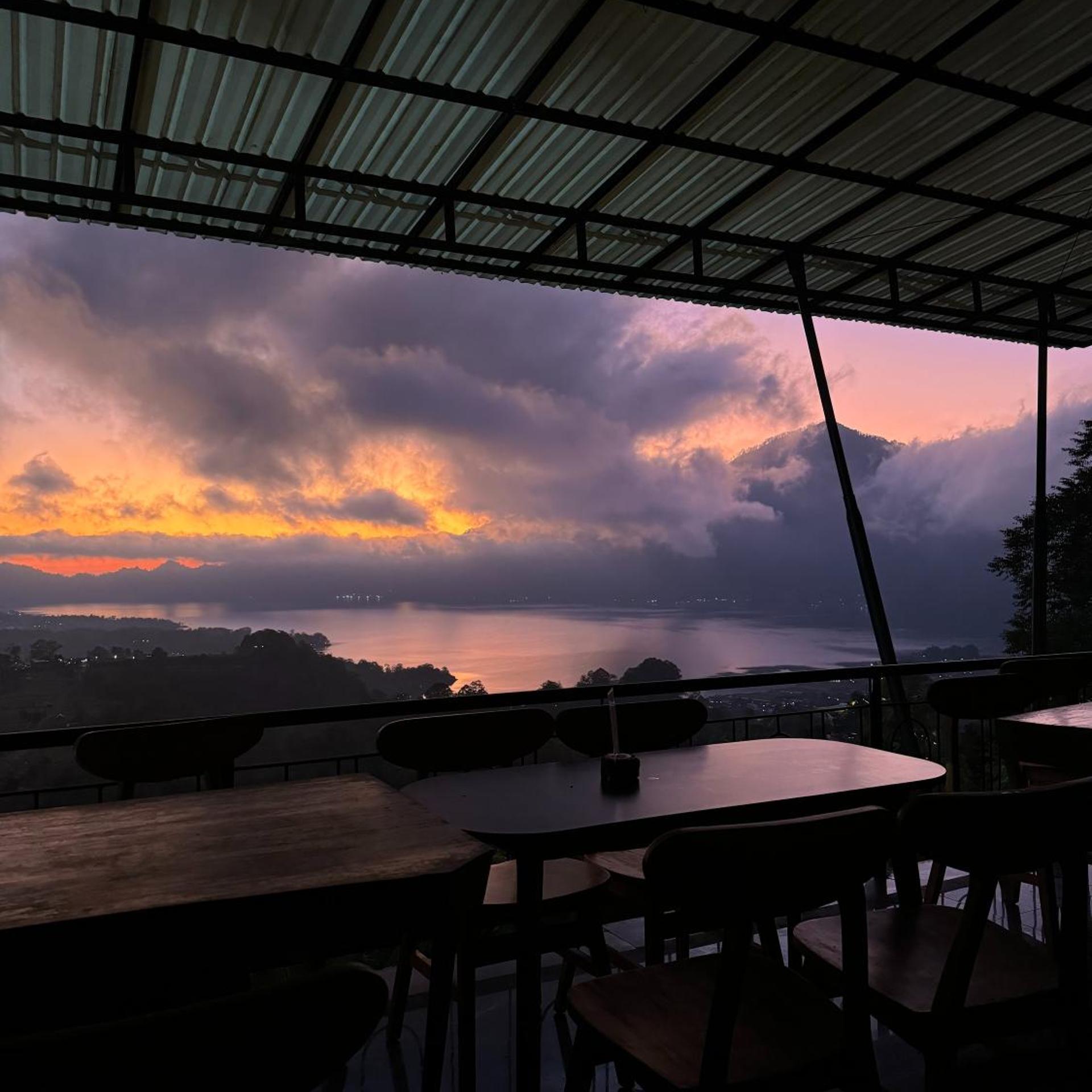 Caldera Hotel & Restaurant 44/50