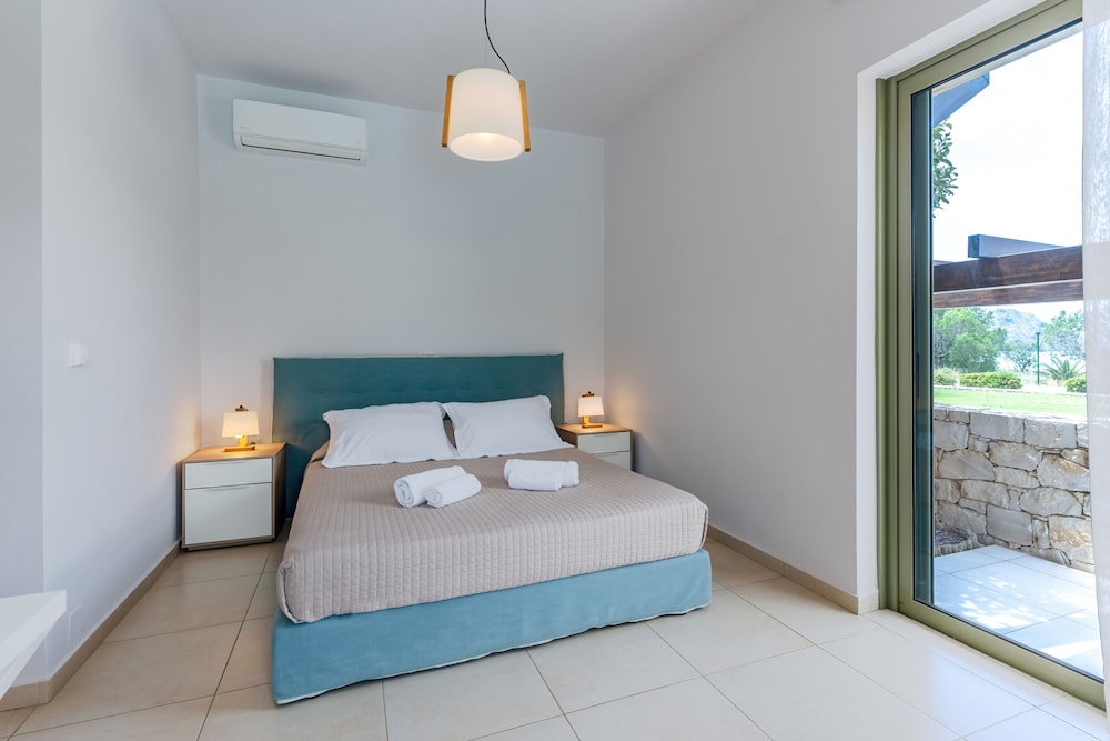 3 Bedrooms, Villa, 2 Double and Twin Beds, Sea View, Private Pool
