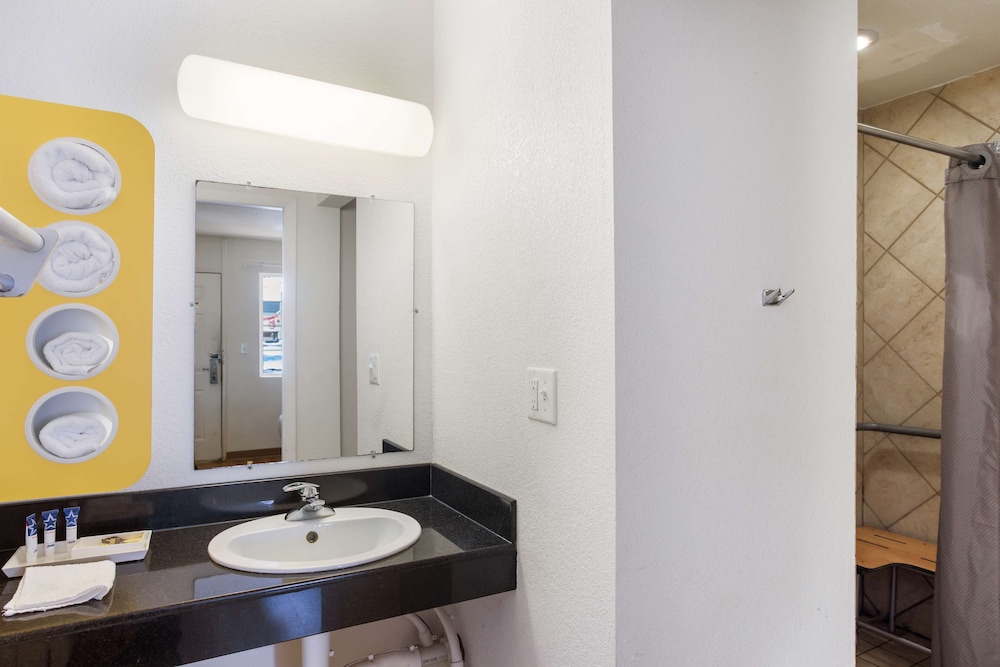 Americas Best Value Inn Bowling Green 21/28