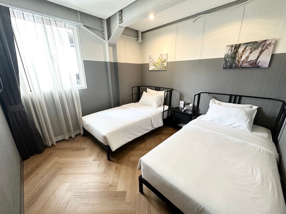 STANDARD, TWIN BEDS, PRIVATE BATHROOM