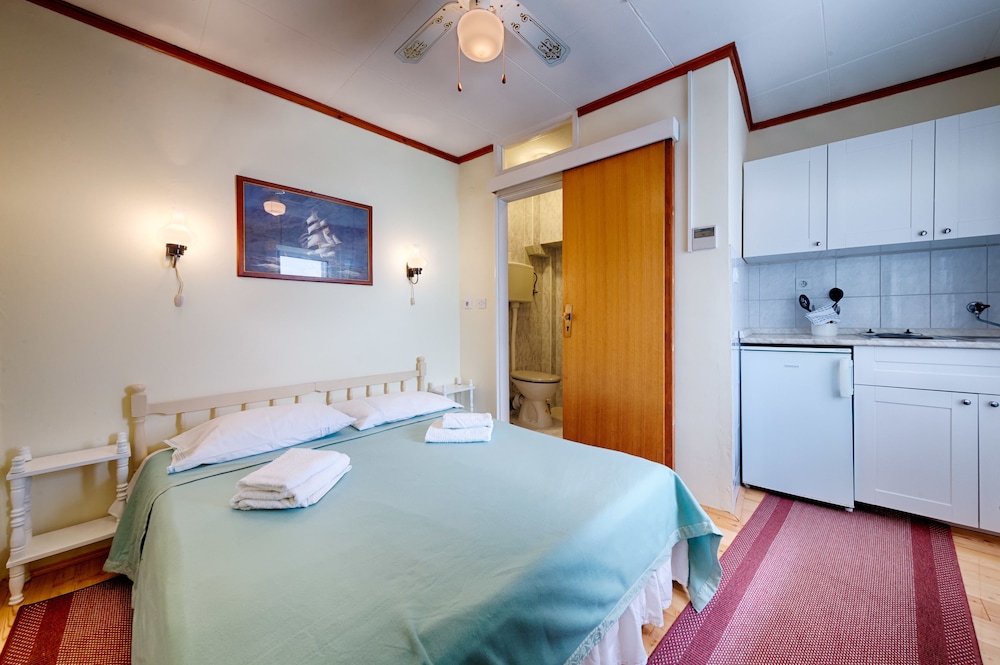 Mira Seafront Guesthouse 14/46