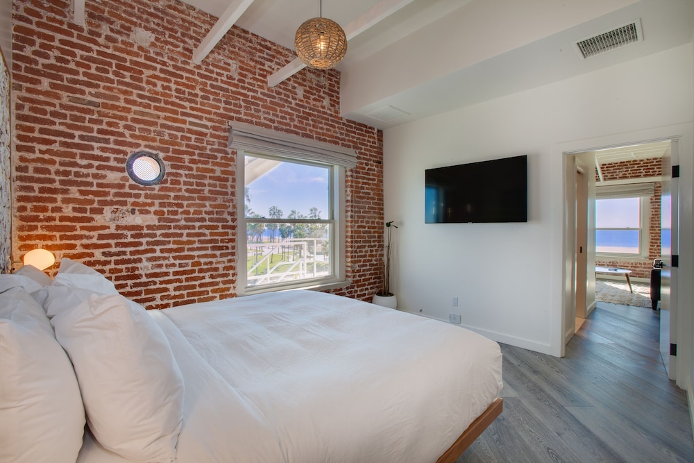 1 Bedroom, Suite, King Bed, Ocean Front