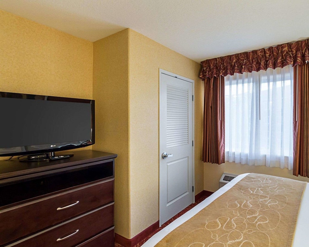 Comfort Suites Airport Wichita, KS 16/41