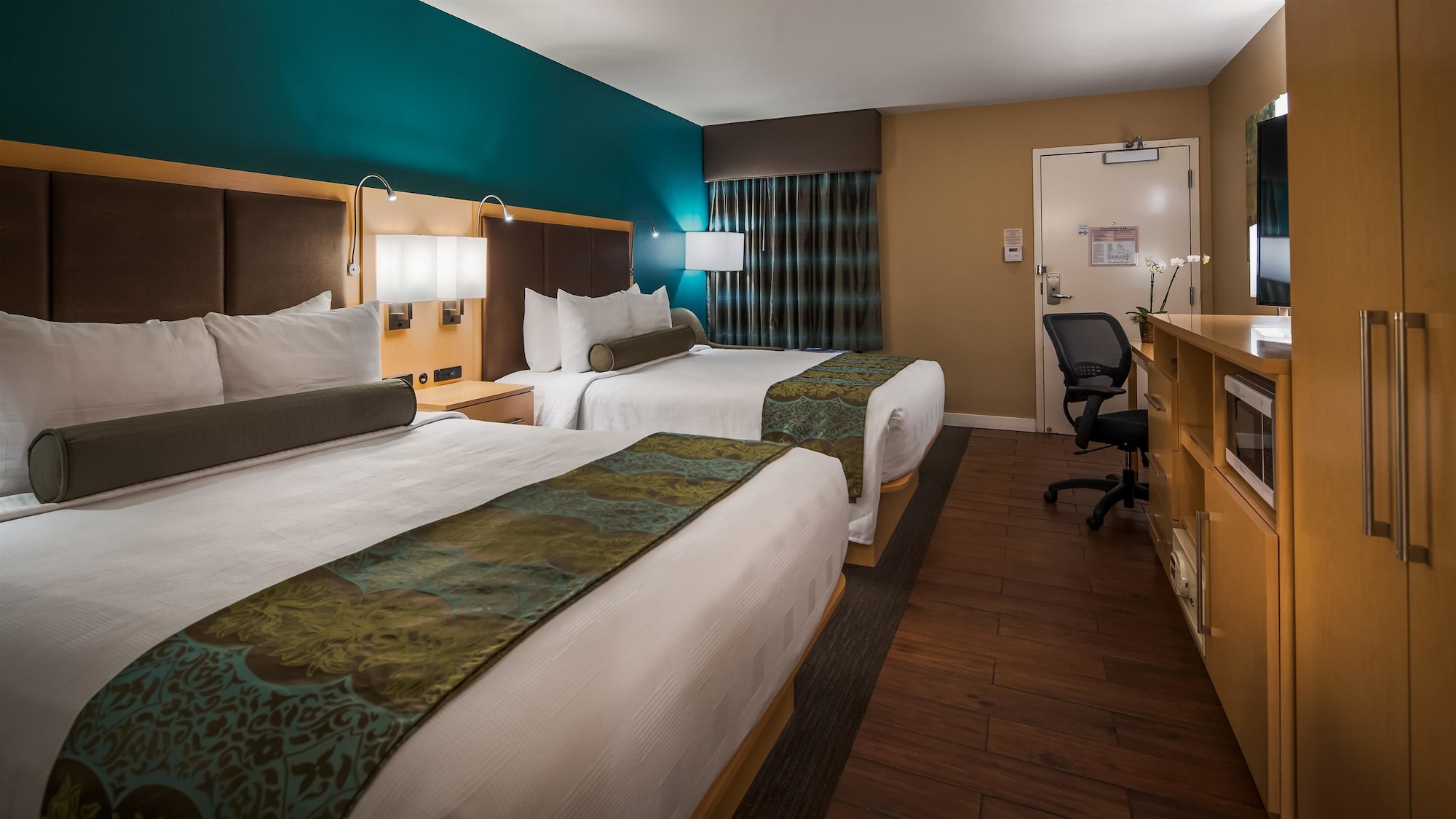 غرفة قياسية بسريرين كوين بإطلالة على الفناء، Best Western Plus South Coast Inn 6/10
