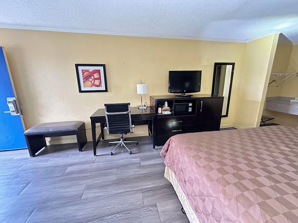 Rodeway Inn and Suites Plymouth Hwy 64 24/55
