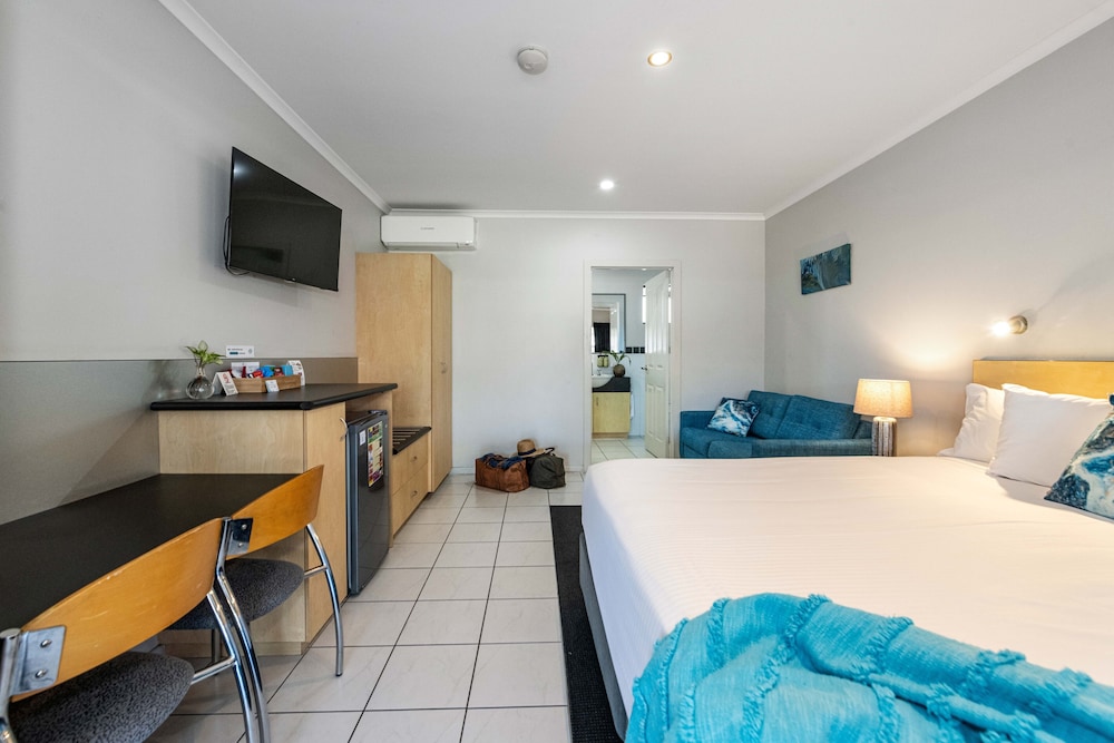 ROOM, KING BED, JETTED TUB