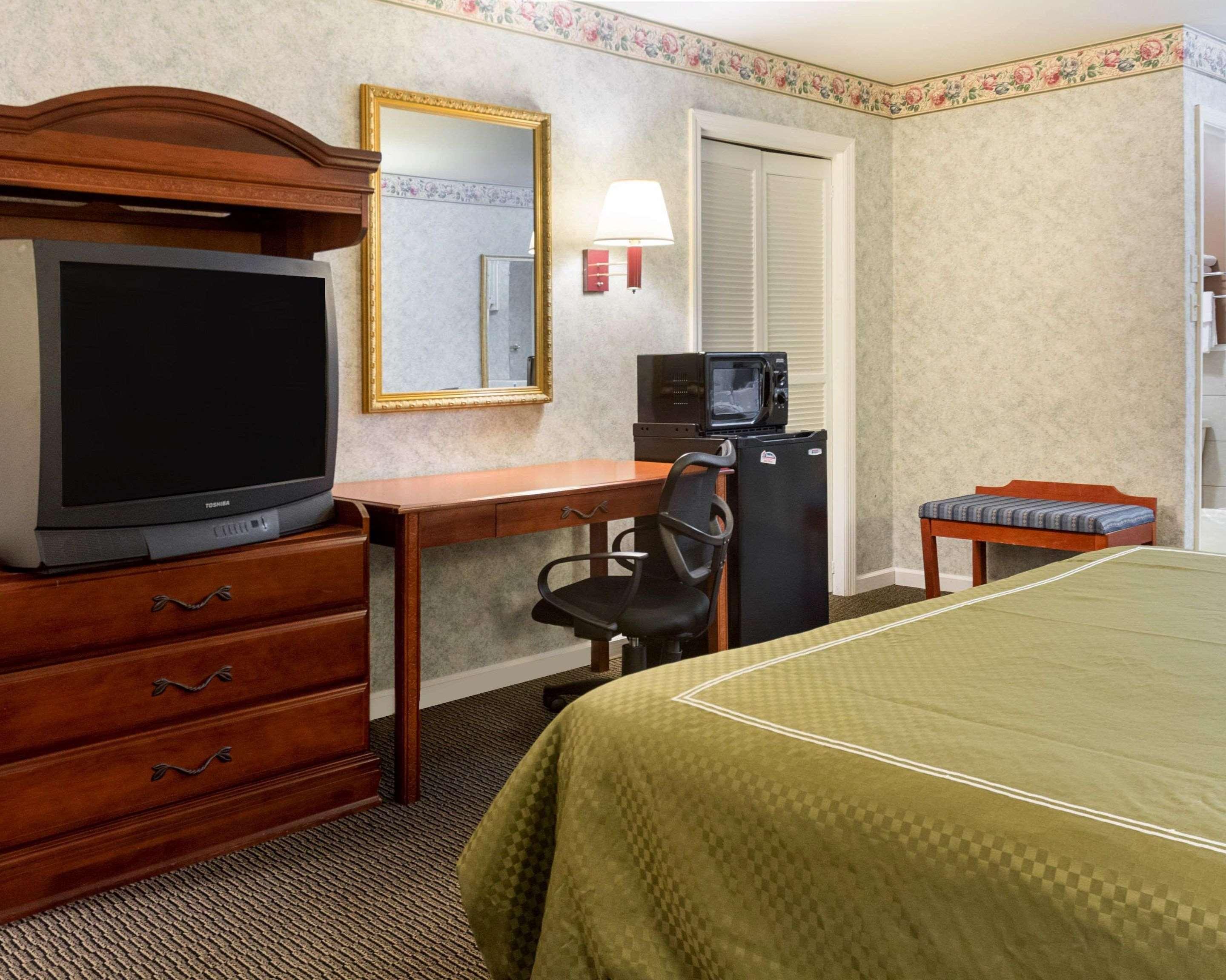 Rodeway Inn &amp; Suites Williamsburg 24/26