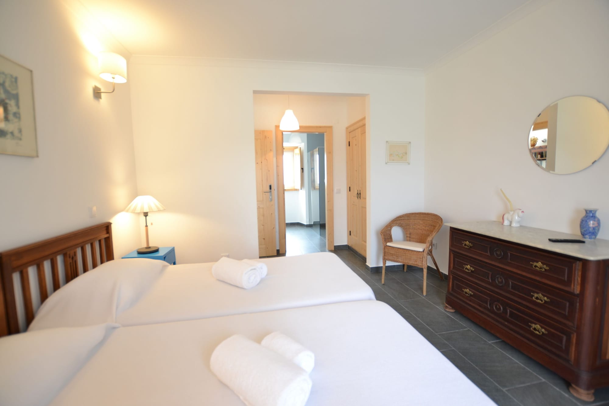 ROOM, DOUBLE OR TWIN BED